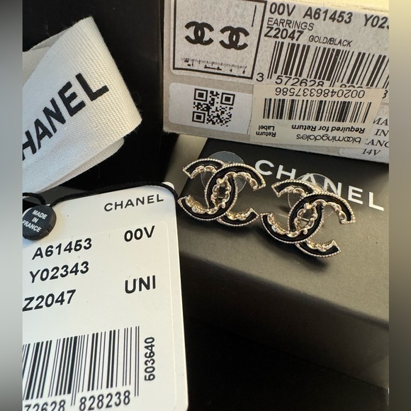 CHANEL CC Stud Earrings
Z2047 Gold/Black - Picture 3 of 9